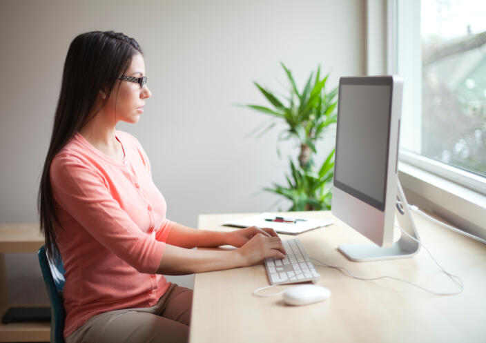 LA BUENA POSTURA FRENTE A LA COMPUTADORA – Entrevista a la Lic. Ana Ruiz Pose