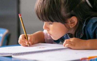 Kinefilaxia y ergonomía en la edad escolar por Lic. Adriana Segura