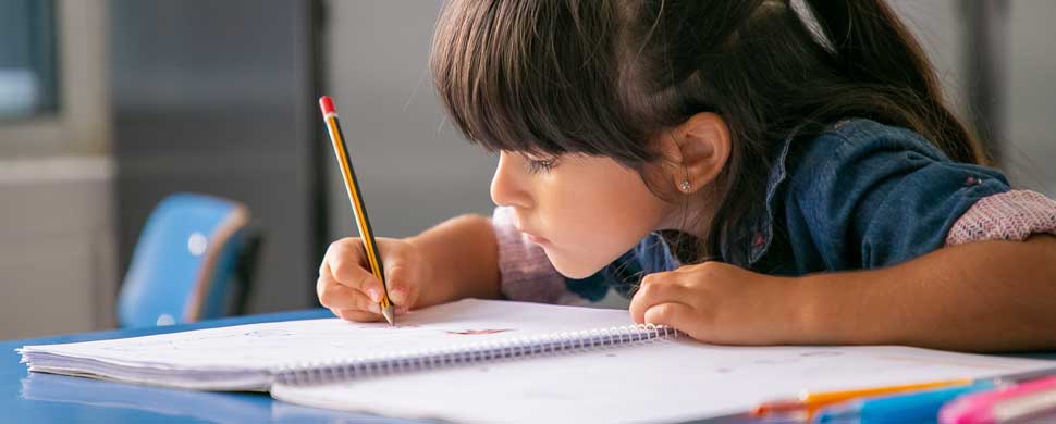 Kinefilaxia y ergonomía en la edad escolar por Lic. Adriana Segura